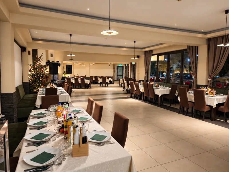 Sala restaurantului pregătită pentru servirea mesei