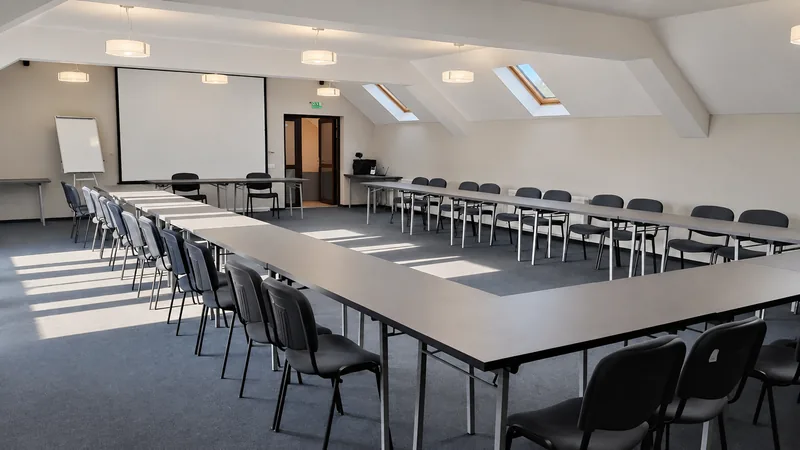 Sala de conferințe pregătită pentru o întâlnire de grup
